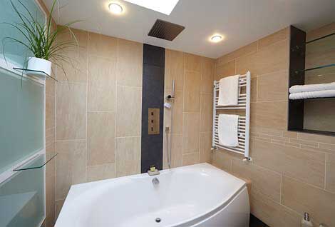Badkamer van Sorgente vakantiehuis in Cornwall met groot bad en regendouche
