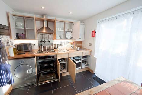 Die Küchenschränke des Ferienhauses Sorgente in Penryn bei Falmouth