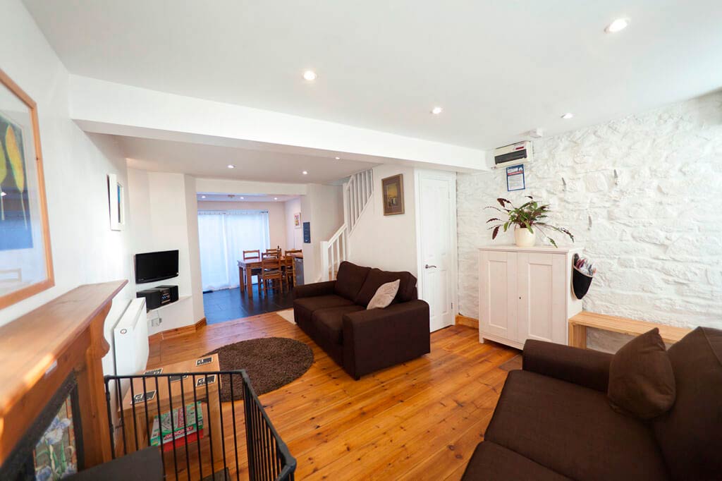 Open plan living room - Sorgente Holiday Cottage in Penryn near Falmouth