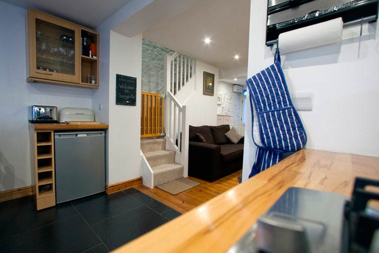 Blick auf Küche und Esszimmer im Ferienhaus Sorgente in Penryn bei Falmouth, Cornwall
