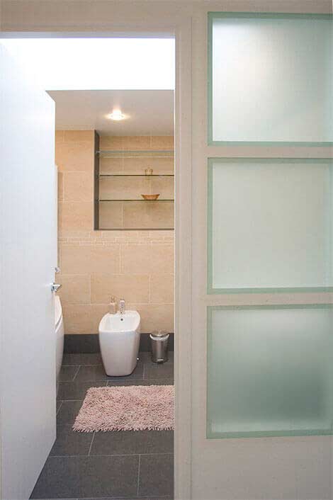 Eingang zum italienisch inspirierten Badezimmer - Ferienhaus Sorgente, Cornwall