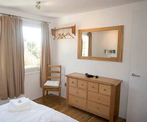 Das Doppelschlafzimmer mit passenden Möbeln von Sorgente, cornish Holiday Cottage bei Falmouth in Cornwall